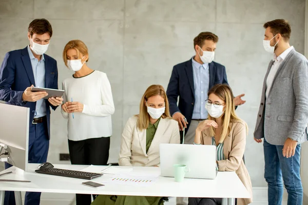 Skupina Podnikatelů Schůzku Pracuje Kanceláři Nosí Masky Jako Ochranu Před — Stock fotografie
