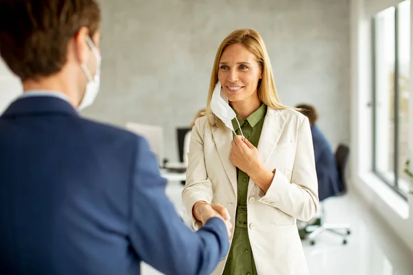 Een Paar Zakenmensen Schudden Elkaar Hand Het Kantoor Dragen Beschermende — Stockfoto