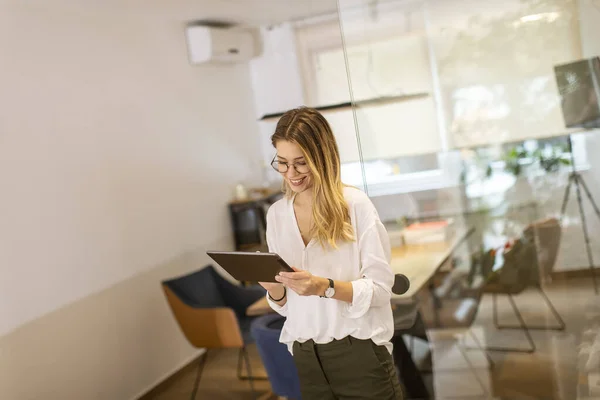 Hübsche Junge Frau Arbeitet Mit Digitalem Tablet Büro — Stockfoto