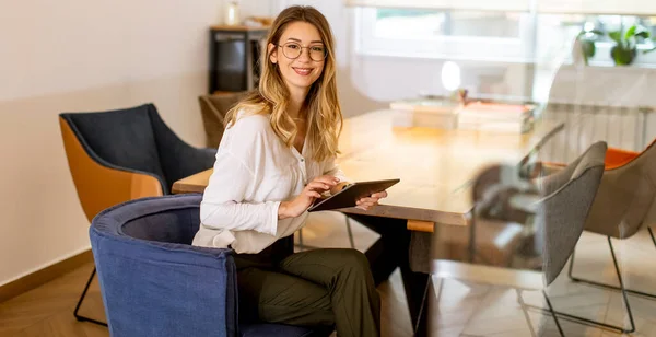 Jolie Jeune Femme Qui Travaille Avec Une Tablette Numérique Bureau — Photo