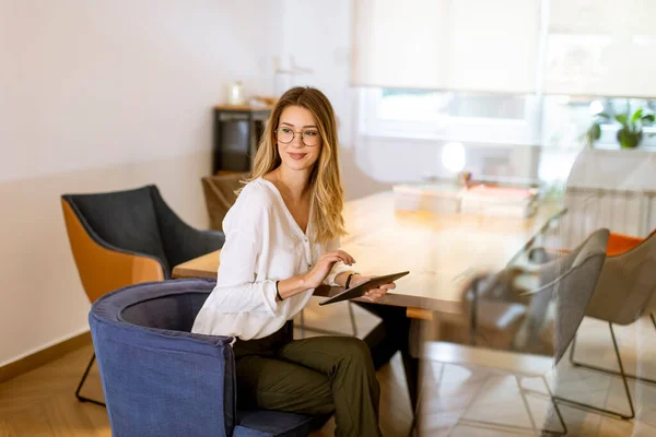 Wanita Muda Cantik Bekerja Dengan Tablet Digital Kantor — Stok Foto