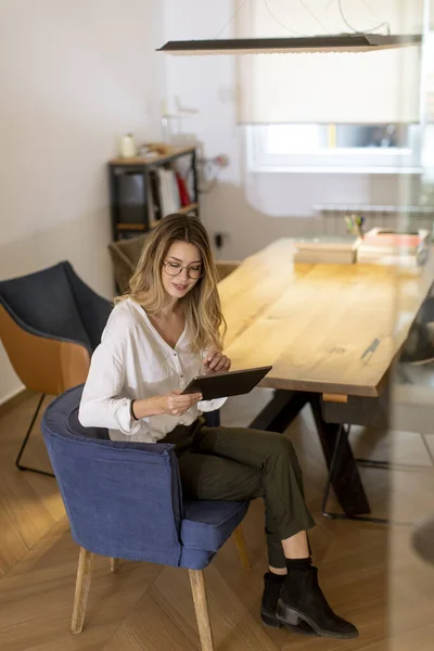 Pretty Young Woman Working Digital Tablet Office — Stock Photo, Image