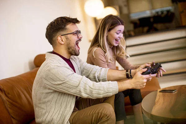 Stiliga Unga Par Som Spelar Spel Hemma Sitter Soffan Och — Stockfoto