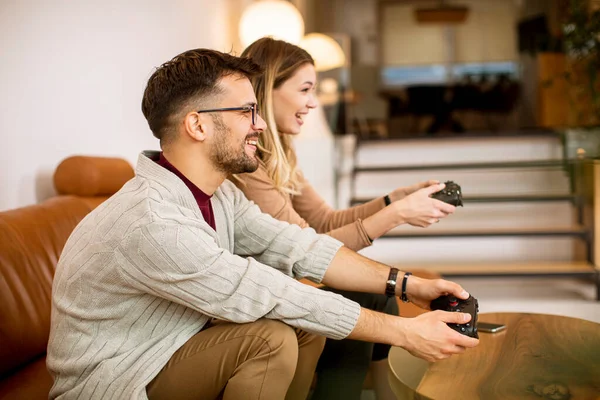 Yakışıklı Genç Çift Evde Video Oyunu Oynuyor Kanepede Oturuyor Eğleniyorlar — Stok fotoğraf