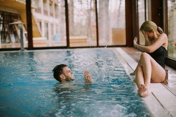 Bella Giovane Coppia Rilassante Bordo Piscina Della Piscina Interna — Foto Stock