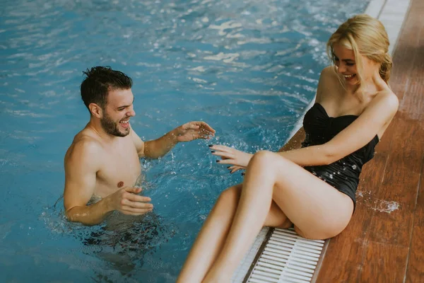 Yüzme Havuzunun Havuz Kenarında Dinlenen Sevimli Genç Çift — Stok fotoğraf