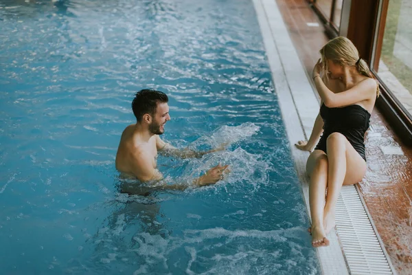 Krásný Mladý Pár Relaxační Břehu Bazénu Interiéru — Stock fotografie