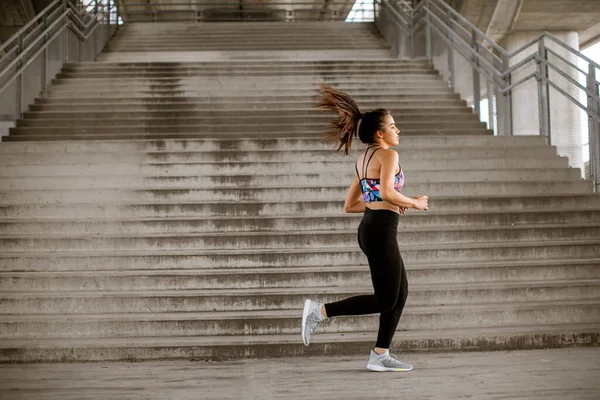 Mujer Bastante Joven Corriendo Entorno Urbano — Foto de Stock
