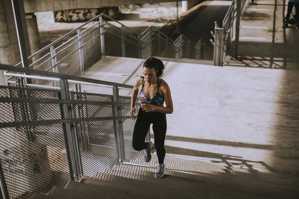 Jolie Jeune Femme Courant Milieu Urbain — Photo