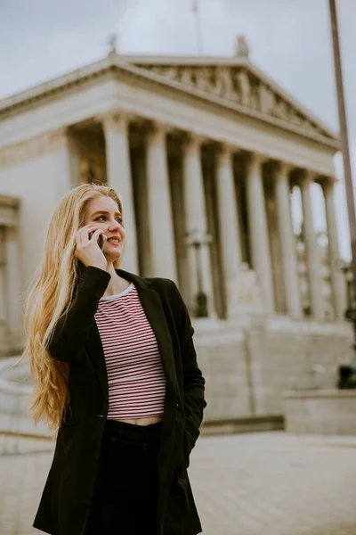 Hermosa Joven Sonriente Usando Teléfono Móvil Caminando Parlamento Austriaco Viena — Foto de Stock