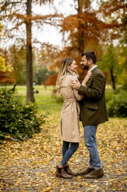 Güz parkında yakışıklı genç bir çift.