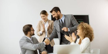 Ofiste birlikte çalışan çok ırklı genç iş adamları grubu.