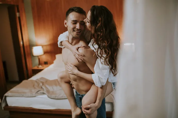 Jovem Carregando Jovem Mulher Costas Divertindo — Fotografia de Stock