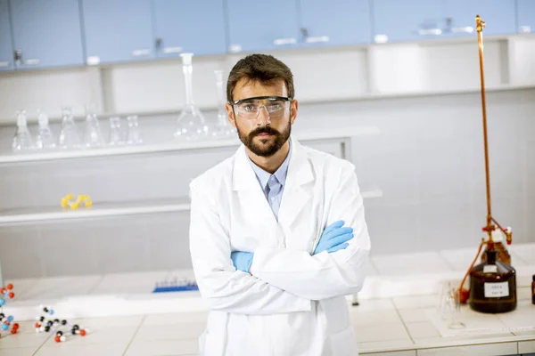 Knappe Jonge Wetenschapper Witte Labjas Het Biomedisch Lab — Stockfoto