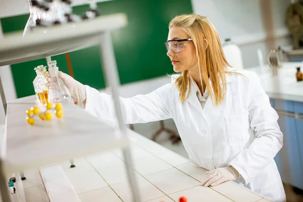 Jovem Pesquisadora Médica Científica Olhando Para Frascos Com Soluções Laboratório — Fotografia de Stock