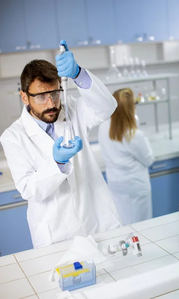 Knappe Jonge Onderzoeker Beschermende Werkkleding Het Laboratorium Het Analyseren Van — Stockfoto