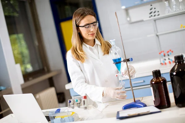 Jeune Chercheuse Travaillant Avec Liquide Bleu Entonnoir Séparateur Laboratoire — Photo