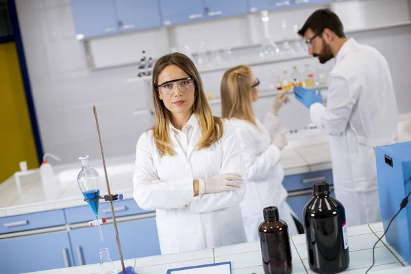 Jovem Cientista Jaleco Branco Laboratório Biomédico — Fotografia de Stock