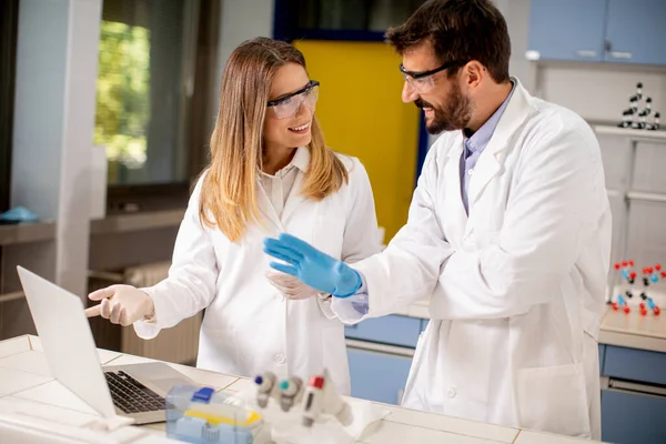 Jonge Onderzoekers Die Chemische Gegevens Het Laboratorium Analyseren — Stockfoto