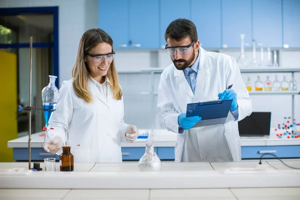 Young Researchers Doing Experiment Smoke Table Chemical Laboratory — Stock Photo, Image