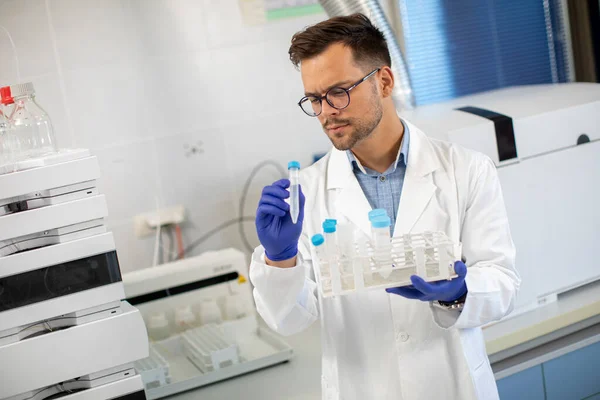 Handsome Young Researcher Workin Chemical Samples Laboratory Hplc System Chromatography — Stock Photo, Image