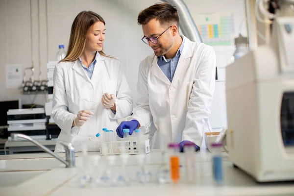 Jonge Onderzoekers Die Chemische Gegevens Het Laboratorium Analyseren — Stockfoto