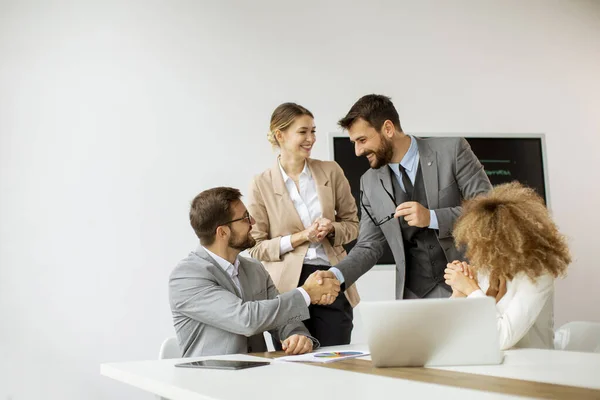 Grupp Multietniska Unga Företagare Som Arbetar Tillsammans Kontoret — Stockfoto