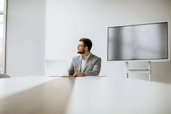 Bello Giovane Uomo Che Lavora Laptop Ufficio Luminoso Con Grande — Foto Stock