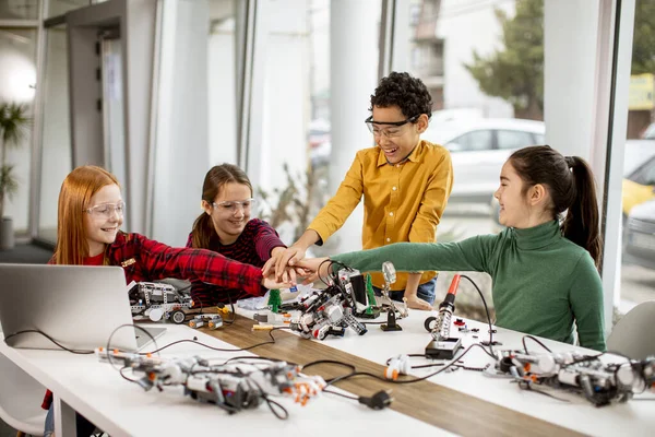 Gruppe Glücklicher Kinder Programmiert Elektrisches Spielzeug Und Roboter Robotik Klassenzimmer — Stockfoto