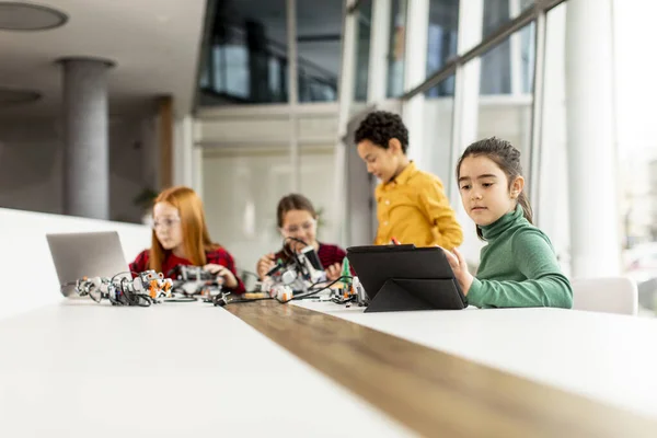 Grupa Szczęśliwych Dzieci Programuje Zabawki Elektryczne Roboty Klasie Robotyki — Zdjęcie stockowe