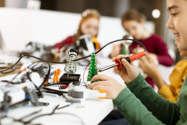 Boldog Gyerekek Csoportja Elektromos Játékokat Robotokat Programoz Robotika Tanteremben — Stock Fotó