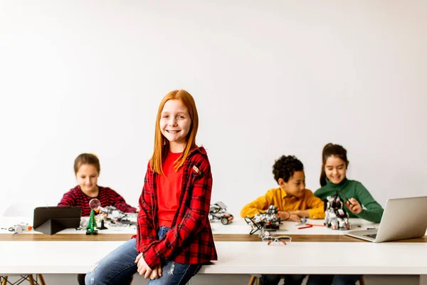 Menina Bonito Frente Grupo Crianças Programando Brinquedos Elétricos Robôs Sala — Fotografia de Stock