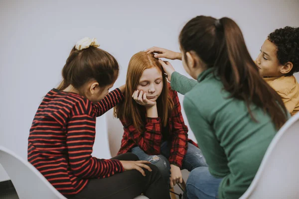 Triste Linda Niña Amigos Apoyo —  Fotos de Stock