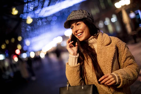 Schöne Junge Frau Weihnachten Mit Ihrem Handy Auf Der Straße — Stockfoto