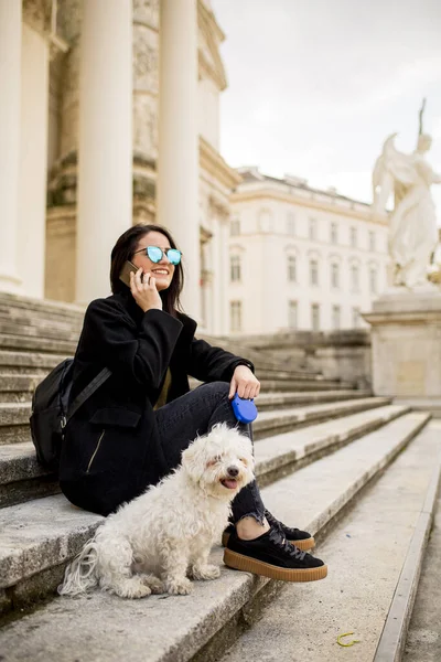 Piękna Dziewczyna Siedzi Schodach Swoim Psem Spacerze Wiedniu Austria — Zdjęcie stockowe