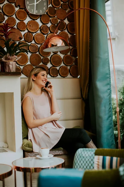 Mulher Bonita Sentada Uma Mesa Com Café Cappuccino Usando Telefone — Fotografia de Stock