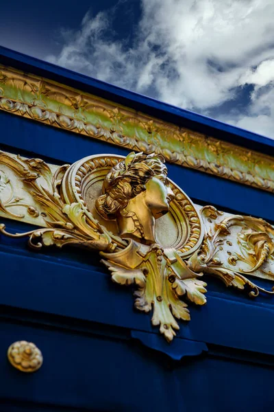 Widok Zabytkową Dekorację Fasady Paryżu Francja — Zdjęcie stockowe