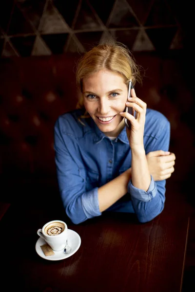 Mulher Bonita Sentada Uma Mesa Com Café Cappuccino Usando Telefone — Fotografia de Stock