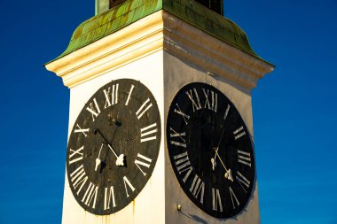 Sırbistan 'ın Novi Sad kentindeki Petrovaradin kalesindeki eski saat kulesine bak