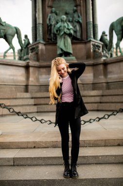 Avusturya 'nın Viyana caddesinde cep telefonu olan güzel genç bir kadın.