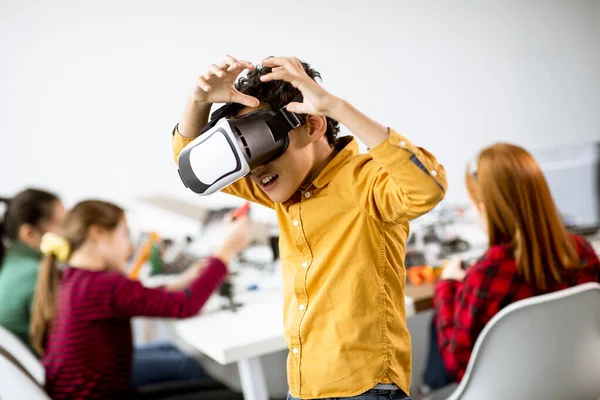 Lindo Niño Pequeño Con Gafas Realidad Virtual Aula Robótica — Foto de Stock