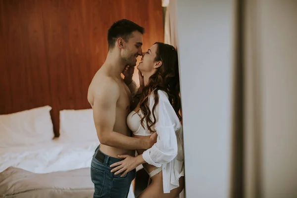 Pareja Joven Abrazándose Habitación Del Apartamento —  Fotos de Stock