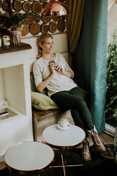 Jolie Jeune Femme Assise Une Table Avec Café Cappuccino Utilisant — Photo