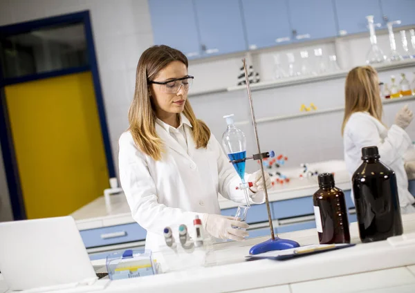 Jonge Vrouwelijke Onderzoeker Werkt Met Blauwe Vloeistof Separatortrechter Het Laboratorium — Stockfoto