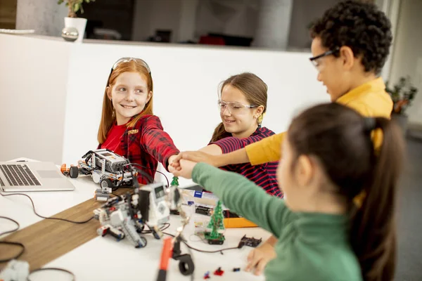 Grupo Crianças Felizes Programando Brinquedos Elétricos Robôs Sala Aula Robótica — Fotografia de Stock