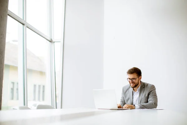 Snygg Ung Man Som Arbetar Laptop Ljusa Kontor — Stockfoto