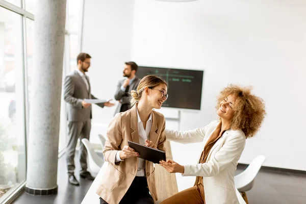 Zwei Junge Frauen Halten Ein Digitales Tablet Der Hand Und — Stockfoto