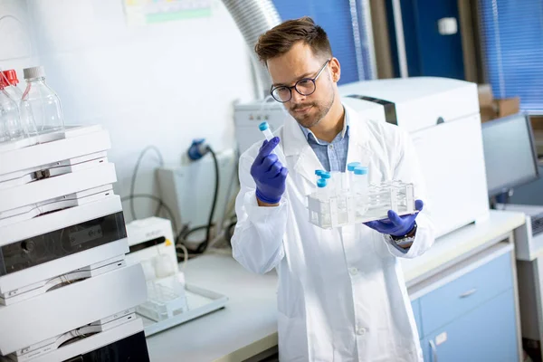 Handsome Young Researcher Workin Chemical Samples Laboratory Hplc System Chromatography — Stock Photo, Image