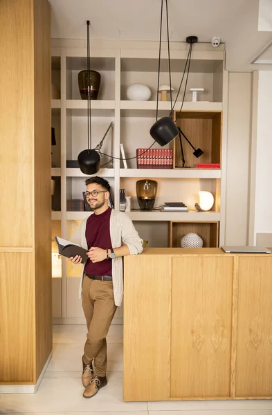 Jovem Bonito Roupas Casuais Com Óculos Lendo Livro Casa — Fotografia de Stock