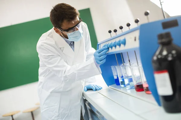 Jeune Chercheur Avec Lunettes Protection Vérifiant Les Éprouvettes Floculateur Laboratoire — Photo